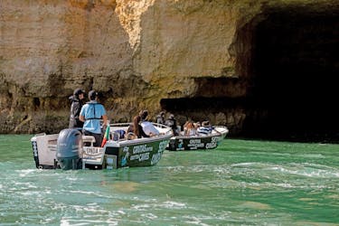 Viaje en barco de 2 horas a cuevas y playas escondidas desde Armação de Pera